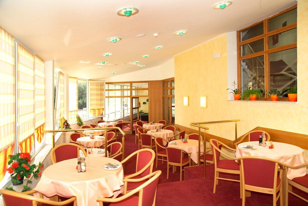 Hotel Riviera Nová Role Buitenkant foto